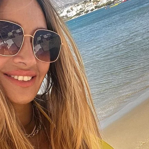 Ελένη Πετρουλάκη | Για φαγητό με τις κόρες της - Δείτε τα εντυπωσιακά, καλοκαιρινά ντυσίματα των κοριτσιών