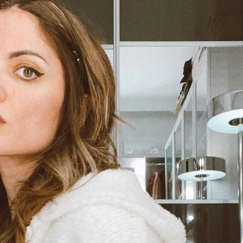 Μαίρη Συνατσάκη | Ο ευφυής τρόπος με τον οποίο τακτοποιεί το ντουλάπι της κουζίνας της