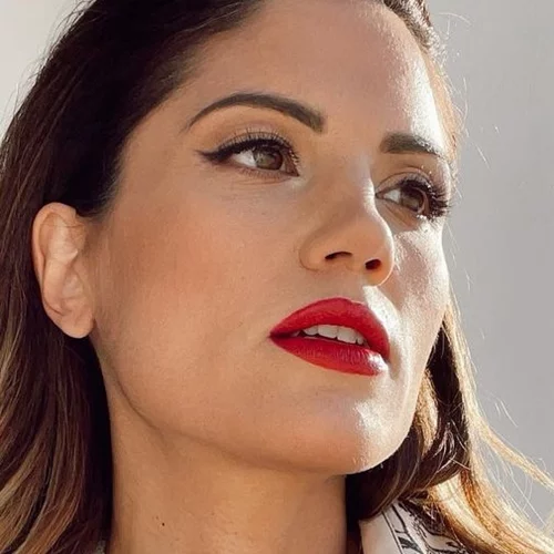 Η Μαίρη Συνατσάκη ποζάρει στον 8ο μήνα της εγκυμοσύνης της με εφαρμοστό φόρεμα και ψηλοτάκουνες γόβες