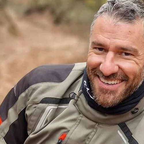 Ο Γιούρκας Σεϊταρίδης σε μία σπάνια δημόσια εμφάνιση με τη γοητευτική σύζυγό του, Μάιρα Παπαϊωάννου, και το παιδί τους