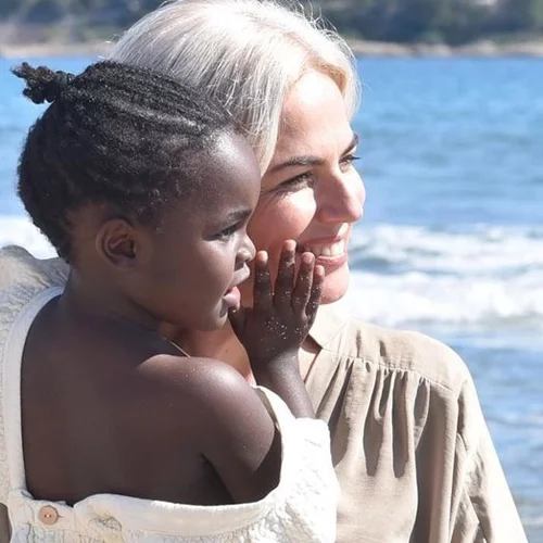 Χριστίνα Κοντοβά | Απαθανατίζει την Ada να παίζει με το σκυλάκι της και "λιώνει" το Instagram