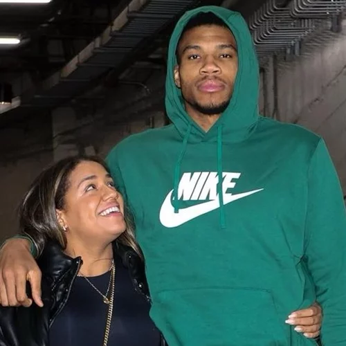 Mariah Riddlesprigger | Οι γλυκές ευχές στον Γιάννη Αντετοκούνμπο και η σπιτική τούρτα που του έφτιαξε με τη βοήθεια του γιου τους