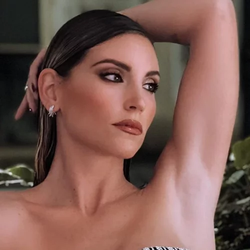 Αθηνά Οικονομάκου | Το δημόσιο φιλί στον σύζυγό της, Φίλιππο Μιχόπουλο, και οι ευχές για την ονομαστική του εορτή