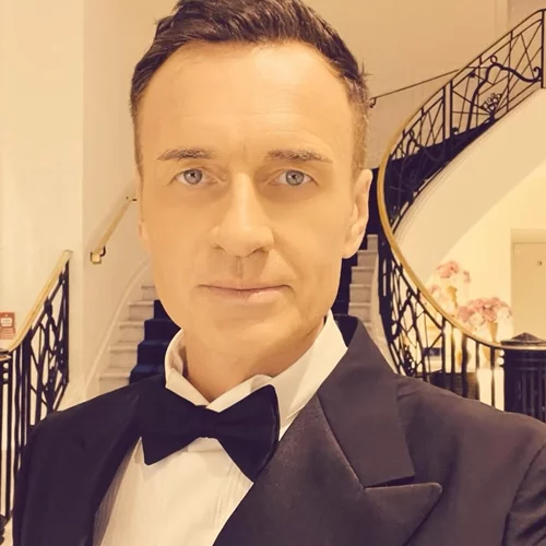 "Έφυγε"  ο σταρ του Nip/Tuck Τζούλιαν ΜακΜάχον