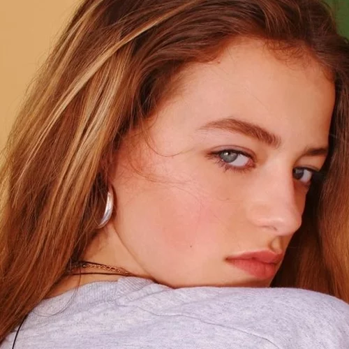 Η Γαία Μερκούρη μάς συστήνει για πρώτη φορά τον γοητευτικό και cool μπαμπά της