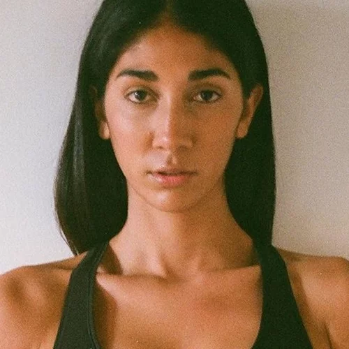 H Παρασκευή Κερασιώτη ποζάρει με ποδιά σερβιτόρας| "Μην ντρέπεστε, καμία δουλειά δεν είναι ντροπή"