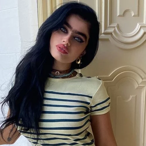 Legs for days | Η Σοφία Χατζηπαντελή φοράει mini και μας δείχνει τα καλλίγραμμα πόδια της