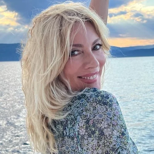 Σμαράγδα Καρύδη | "Εσύ που κουβάλησες στη ράχη σου όλα τα βάρη του κόσμου θα ξεκουραστείς τώρα."