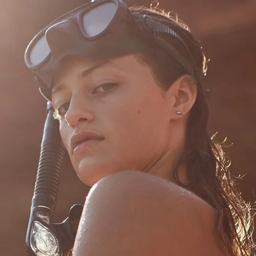 Γαία Μερκούρη | Βουτάει στα κρυστάλλινα νερά της Άνδρου και εντυπωσιάζει με το super γυμνασμένο της κορμί