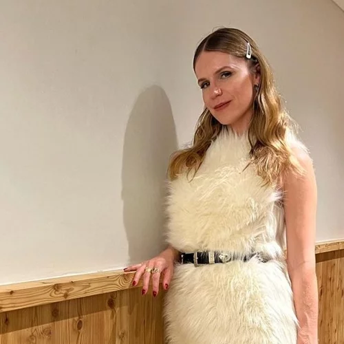 Ευγενία Νιάρχου - Dasha Zhukova | Ποζάρουν σαν μοντέλα φορώντας κόκκινα, δαντελένια φορέματα