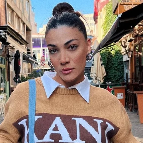 Ήβη Αδάμου | Σε Κυριακάτικη βόλτα χέρι χέρι με την κόρη της, Ανατολή - Νεφέλη Κουϊνέλη