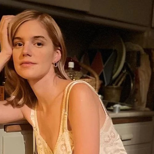 Νατάσα Εξηνταβελώνη | Η chic εμφάνιση με magenta βελούδινο κοστούμι