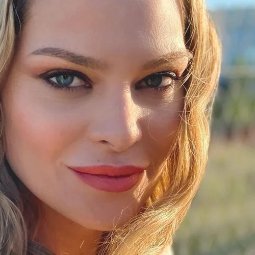 Υβόννη Μπόσνιακ | Φοράει crop top με jacket και μας δείχνει τη σούπερ γυμνασμένη της κοιλιά