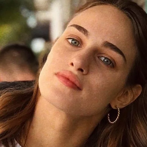 Μαρία Βοσκοπούλου | Χαλαρή βόλτα στο Ζάππειο φορώντας το πιο εκκεντρικό παντελόνι της ντουλάπας της