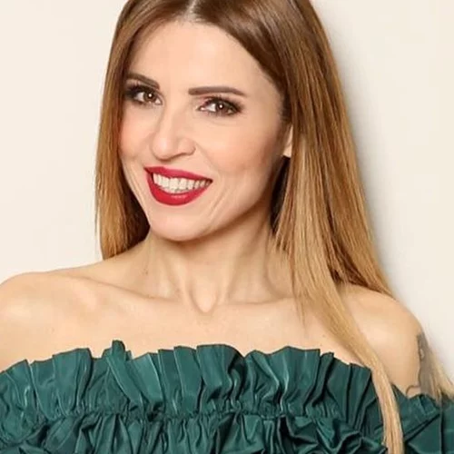 Η Ευρυδίκη ήταν η πιο cool και ροκ νύφη της ελληνικής showbiz | Το strapless νυφικό και το λουλουδένιο στεφάνι στα μαλλιά