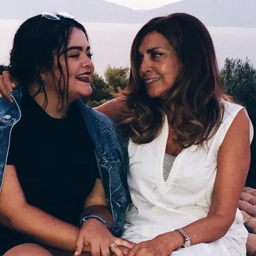 Η Μαριτίνα Ντενίση σε μία σπάνια φωτογραφία από τα παιδικά της χρόνια, αγκαλιά με τη μητέρα της, Μιμή Ντενίση