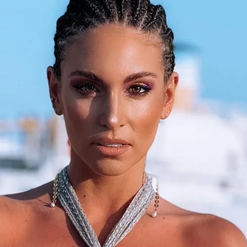 Αθηνά Οικονομάκου | Ο αναπαυτικός, off-white καναπές του σαλονιού της είναι το απόλυτο spot χαλάρωσης