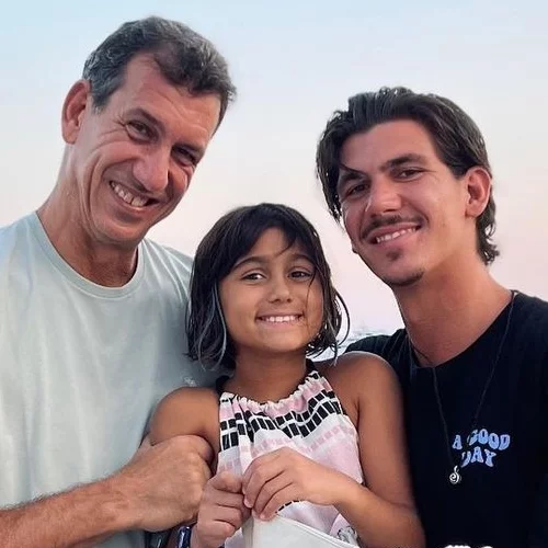 Ο Παύλος Γαλακτερός μόλις δημοσίευσε την πιο γλυκιά, οικογενειακή φωτογραφία - Δείτε την οικογένεια να ποζάρει μέσα στη θάλασσα