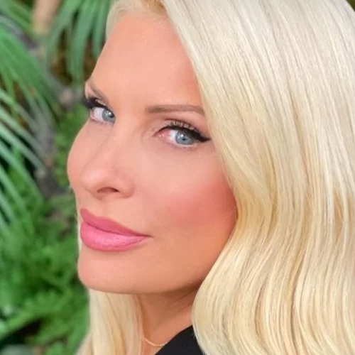 Ελένη Μενεγάκη | Ποζάρει στην παραλία της Άνδρου φορώντας μόνο ένα αέρινο πουκάμισο