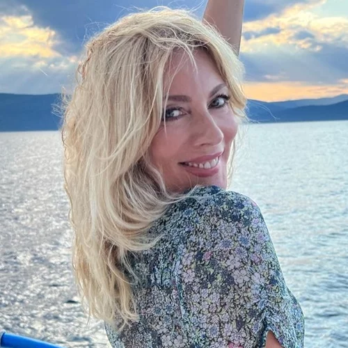 Σμαράγδα Καρύδη | Αποκάλυψε τον λόγο για τον οποίο αποφάσισε να εμφανιστεί χωρίς μακιγιάζ στην τηλεόραση