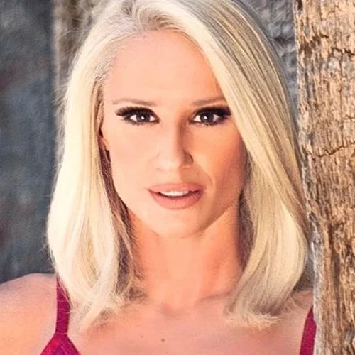 Η Κατερίνα Παναγοπούλου πιο εντυπωσιακή από ποτέ, με κατακόκκινο φόρεμα με cut outs και μαύρες, μυτερές γόβες