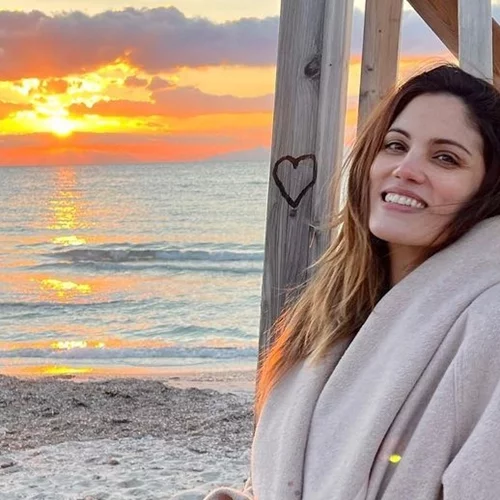 Μαίρη Συνατσάκη | Θηλάζει την κόρη της στο αυτοκίνητο και ευχαριστεί δημόσια τους συνεργάτες της