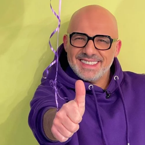 Celebrity News | Ο εκνευρισμός του Γεράσιμου Σκιαδαρέση, το τέλος του Μουτσινά από τον ΣΚΑΪ και οι δηλώσεις της Δανδουλάκη για τον Πολίτη