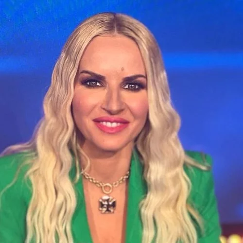 Μαρία Μπεκατώρου | Κάνει ηλιοθεραπεία φορώντας το πιο σέξι τιρκουάζ μπικίνι