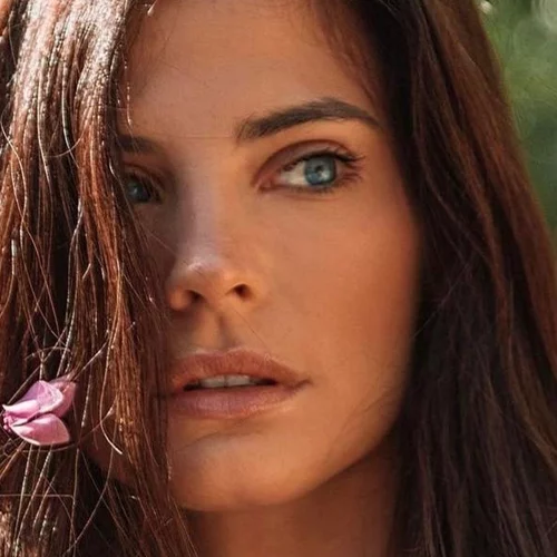 Η Χριστίνα Μπόμπα στη θάλασσα χωρίς photoshop | Τα κιλά, οι ραγάδες της εγκυμοσύνης και η αγάπη για το σώμα της