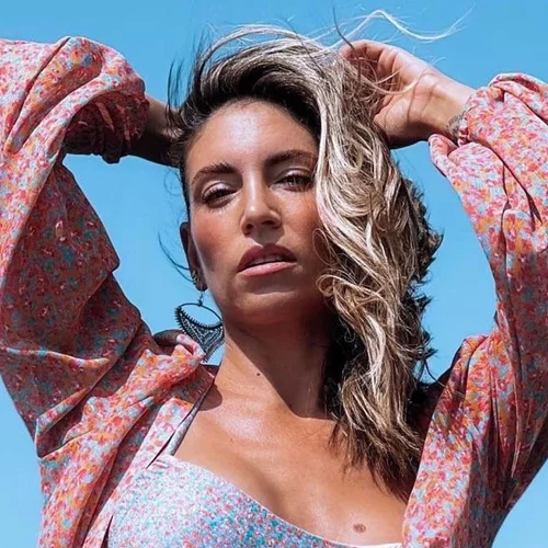 Μαμά και κόρη σε γύρισμα | Η Σιέννα Μιχοπούλου πρωταγωνιστεί στο βίντεο της Αθηνάς Οικονομάκου και το internet "λιώνει"