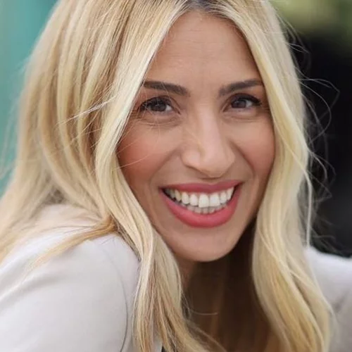 Η κόρη της Μαρίας Ηλιάκη και του Στέλιου Μανουσάκη έχει μεγαλώσει πολύ | Η οικογενειακή βόλτα στα μαγαζιά λίγο πριν την Πρωτοχρονιά