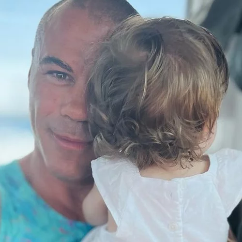 Ο Μιχάλης Ζαμπίδης χορεύει αγκαλιά με την κόρη του στο πιο γλυκό βίντεο που θα δεις σήμερα