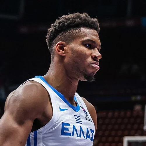 Το WhatsApp έφτιαξε ταινία μικρού μήκους για τον Γιάννη Αντετοκούνμπο