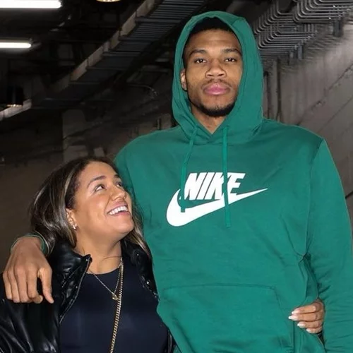 Γιάννης Αντετοκούνμπο | Ακουμπάει τρυφερά τη σύντροφό του, Mariah Riddlesprigger, και δηλώνει πως είναι δική του