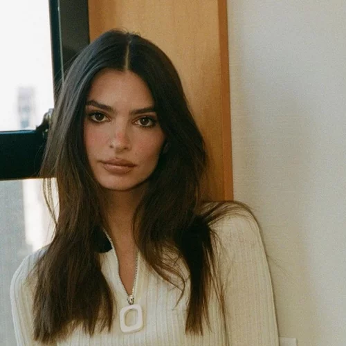 Η Emily Ratajkowski τα "βάζει" με την πατριαρχία με τον πιο απρoσδόκητο τρόπο