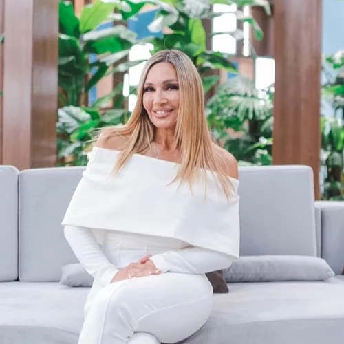 Ελένη Πετρουλάκη | Ποζάρει με τις τέσσερις πανέμορφες κόρες της στα χιόνια