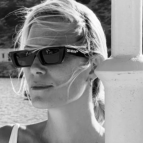 Βίκυ Καγιά | Η chic και καλοκαιρινή εμφάνιση στο πλευρό του Γιώργου Καράβα - Τα μυτερά mules που λατρέψαμε