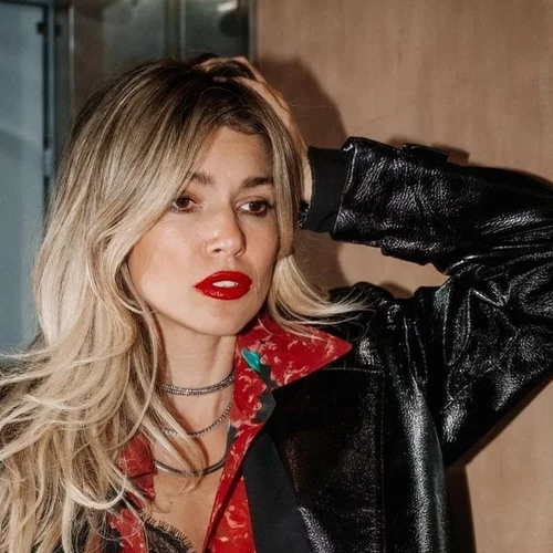 Η Βάσια Κωσταρά φόρεσε τη σκιά που τονίζει υπέροχα τα καστανά μάτια και τη λευκή επιδερμίδα