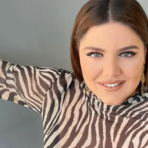 Η Δανάη Μπάρκα μόλις υιοθέτησε το πιο κομψό χρώμα μαλλιών της άνοιξης