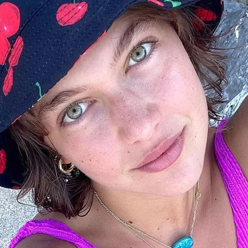 Κλέλια Ανδριολάτου | Ποζάρει φορώντας τα εσώρουχά της στο πιο όμορφο μπαλκόνι της Γαλλίας