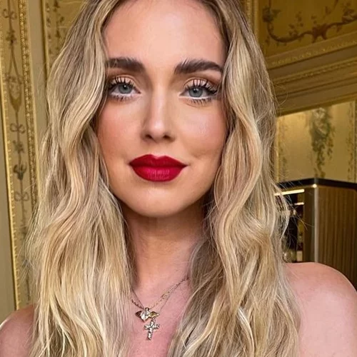 5 χτενίσματα της Chiara Ferragni από τις διακοπές της στην Ελλάδα που πρέπει να δεις πριν φύγεις για το νησί
