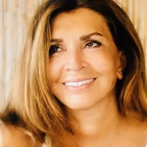 Μιμή Ντενίση | Το τραπέζι του κήπου της στον Θεολόγο έχει αέρα Ιταλίας - Η ιδιαίτερη διακόσμηση και ο παραμυθένιος κήπος