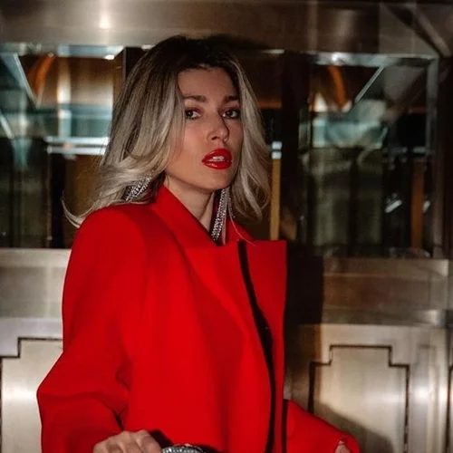 Η Βάσια Κωσταρά με το γιορτινό μανικιούρ που αναδεικνύει απόλυτα τα οβάλ νύχια