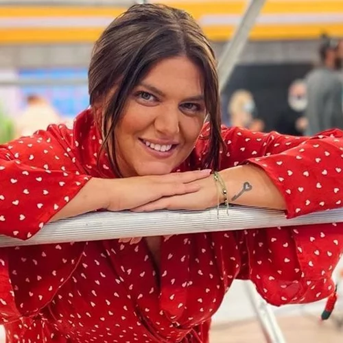 Δανάη Μπάρκα | Σε συναυλία με σούπερ mini φόρεμα και αρβυλάκια