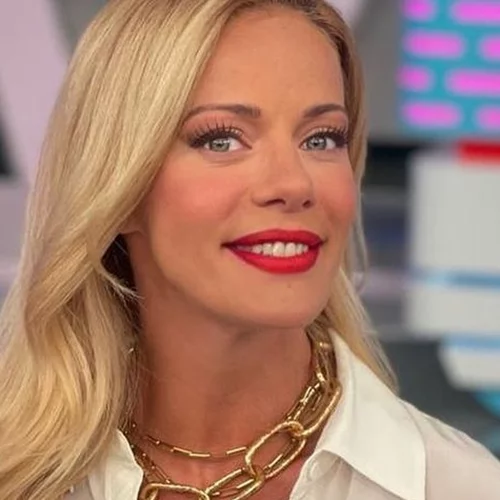 Ζέτα Μακρυπούλια | Φωτογραφίζεται πιο σέξι από ποτέ φορώντας μόνο ένα σακάκι και ψηλοτάκουνα παπούτσια