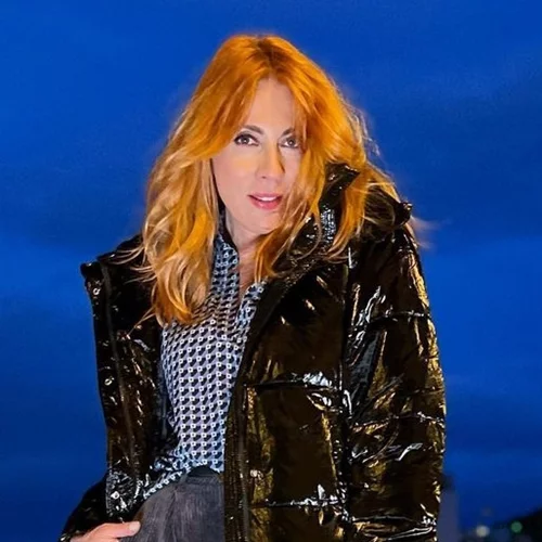 Η Σμαράγδα Καρύδη με κοτσιδάκια στα μαλλιά, σε θεατρική παράσταση με τους γονείς της, 16 χρόνια πριν