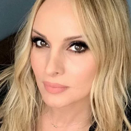 Η Πέγκυ Ζήνα νανουρίζει τον γιο της Ρούλας Σταματοπούλου και ο μικρός Άγγελος απολαμβάνει