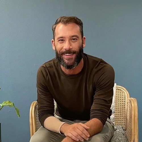 Αντίνοος Αλμπάνης | "Όταν σου τραβάνε το χαλί κάτω από τα πόδια, εκ των πραγμάτων αναγκάζεσαι να δεις τη ζωή αλλιώς"