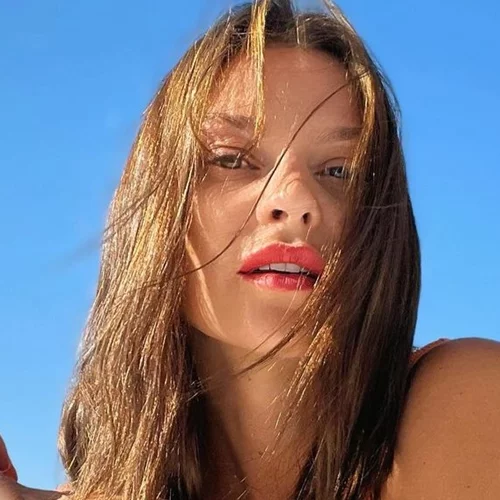 Υβόννη Μπόσνιακ | Στα σοκάκια της Μυκόνου, πιο stylish από ποτέ, κρατώντας από το χέρι τον Αντώνη Ρέμο