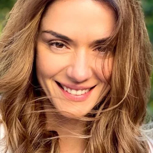 Βάσω Λασκαράκη | Φωτογραφίζεται στη Βαρκελώνη φορώντας τη νούμερο ένα τάση στα παπούτσια